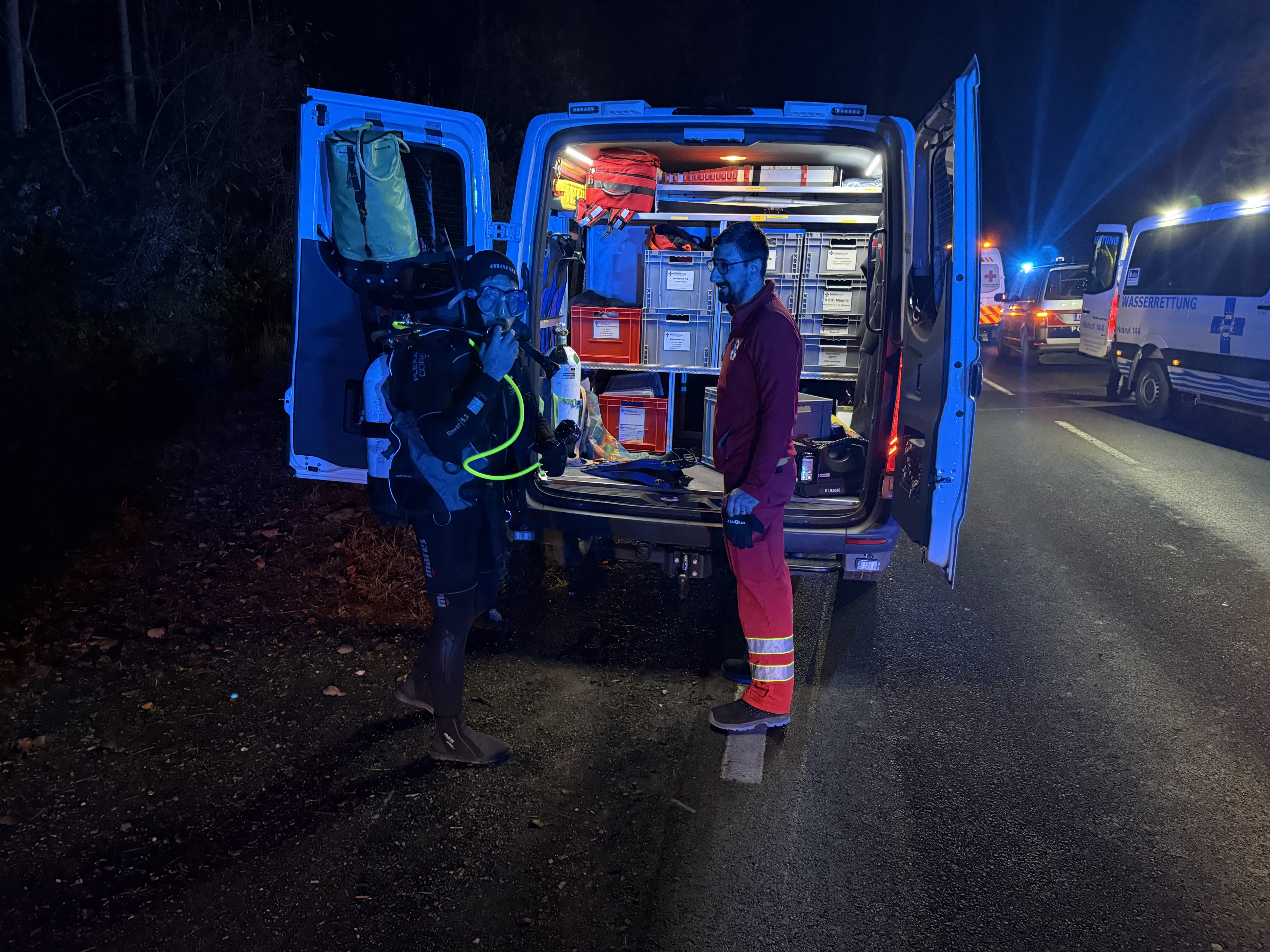 Letzte Vorbereitungen vor dem Tauchgang – die Ausrüstung wird auf ihre Funktion geprüft.