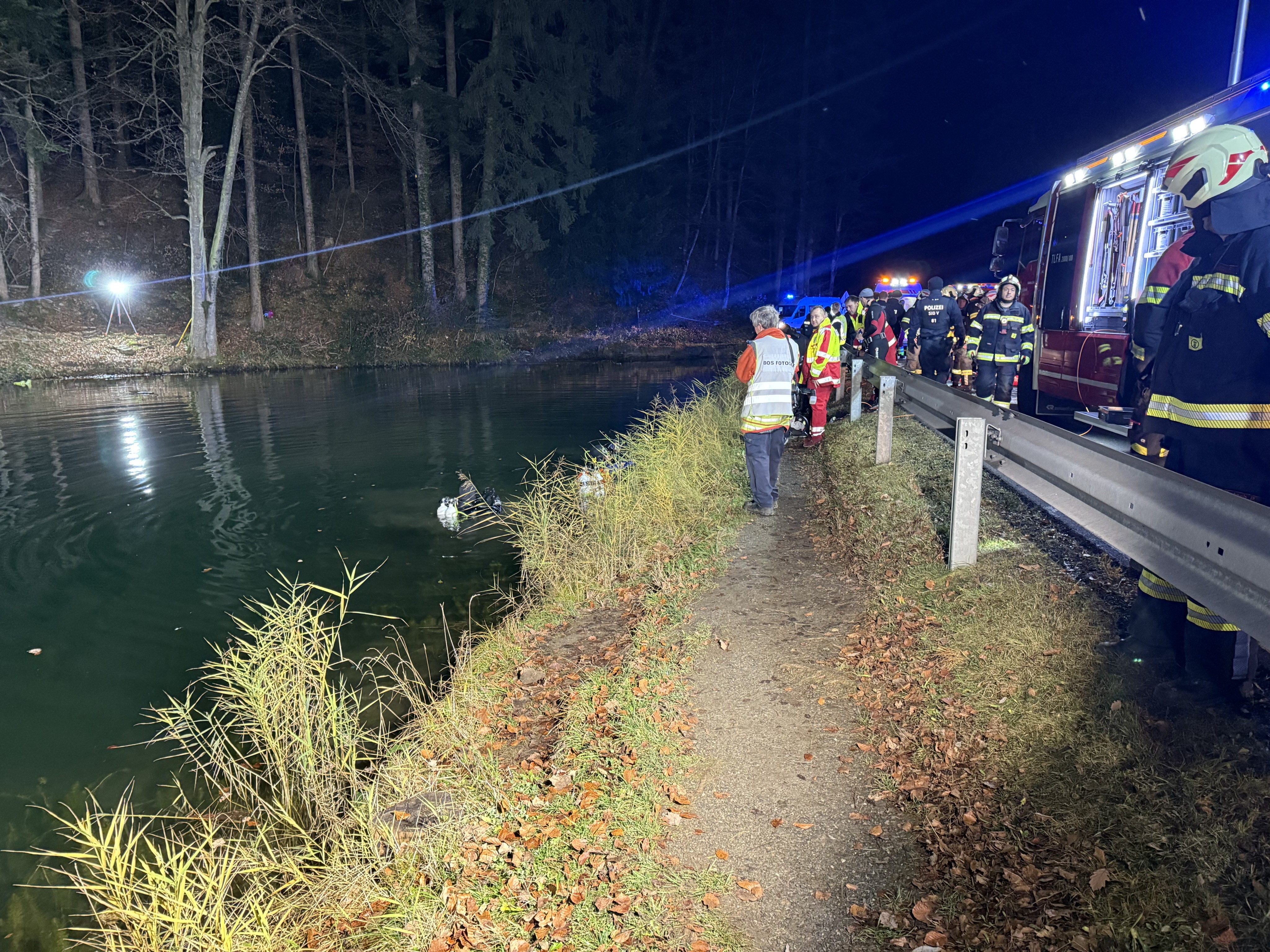 Großaufgebot von Einsatzkräften am Schwarzen See – mehrere Feuerwehren, Polizei und Wasserrettung vor Ort.
