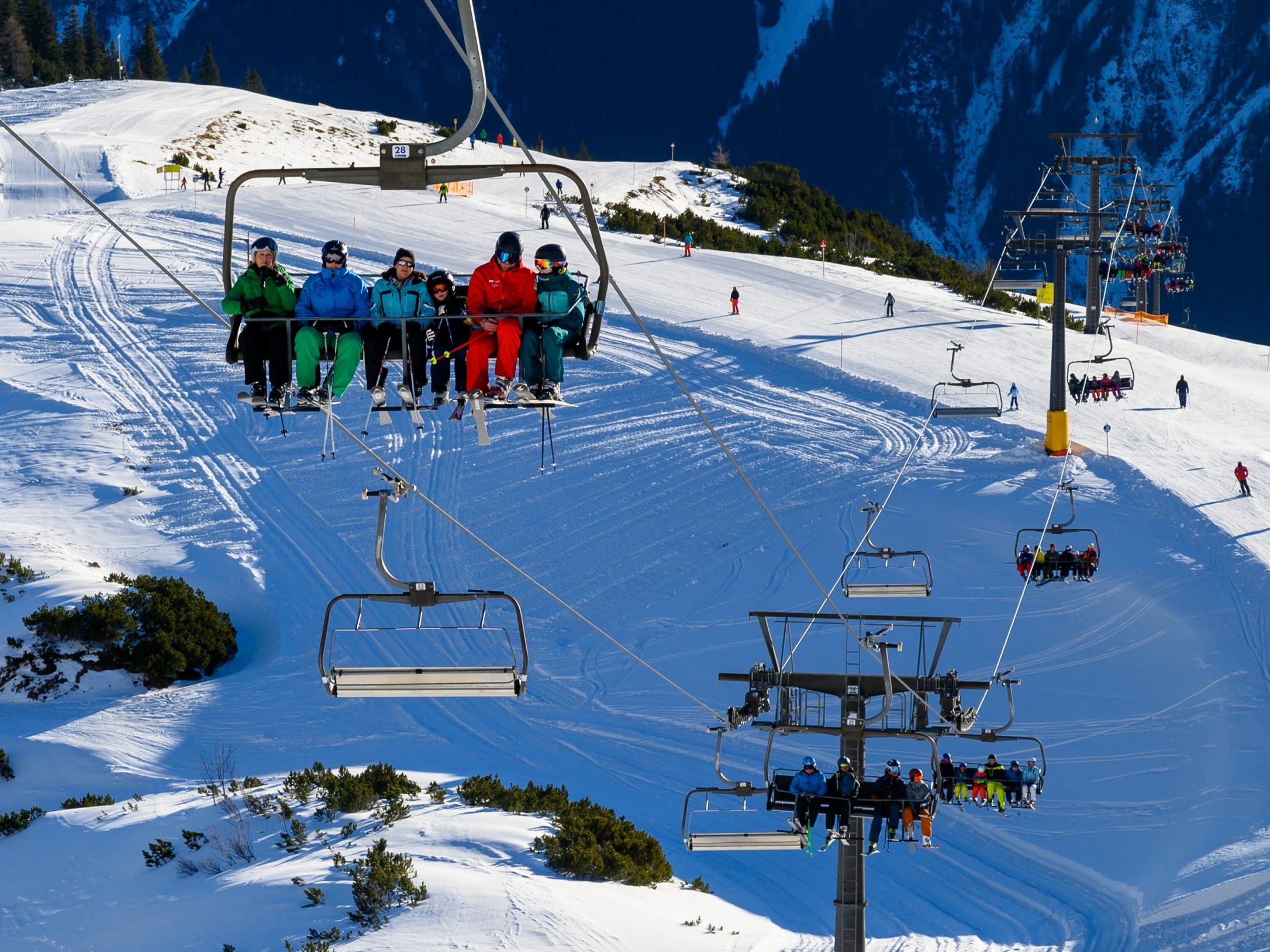 Voller Betrieb auf Pisten und Autobahnen: Diese Ferienwochen sorgen 2025/26 für Hochsaison in den Skigebieten.