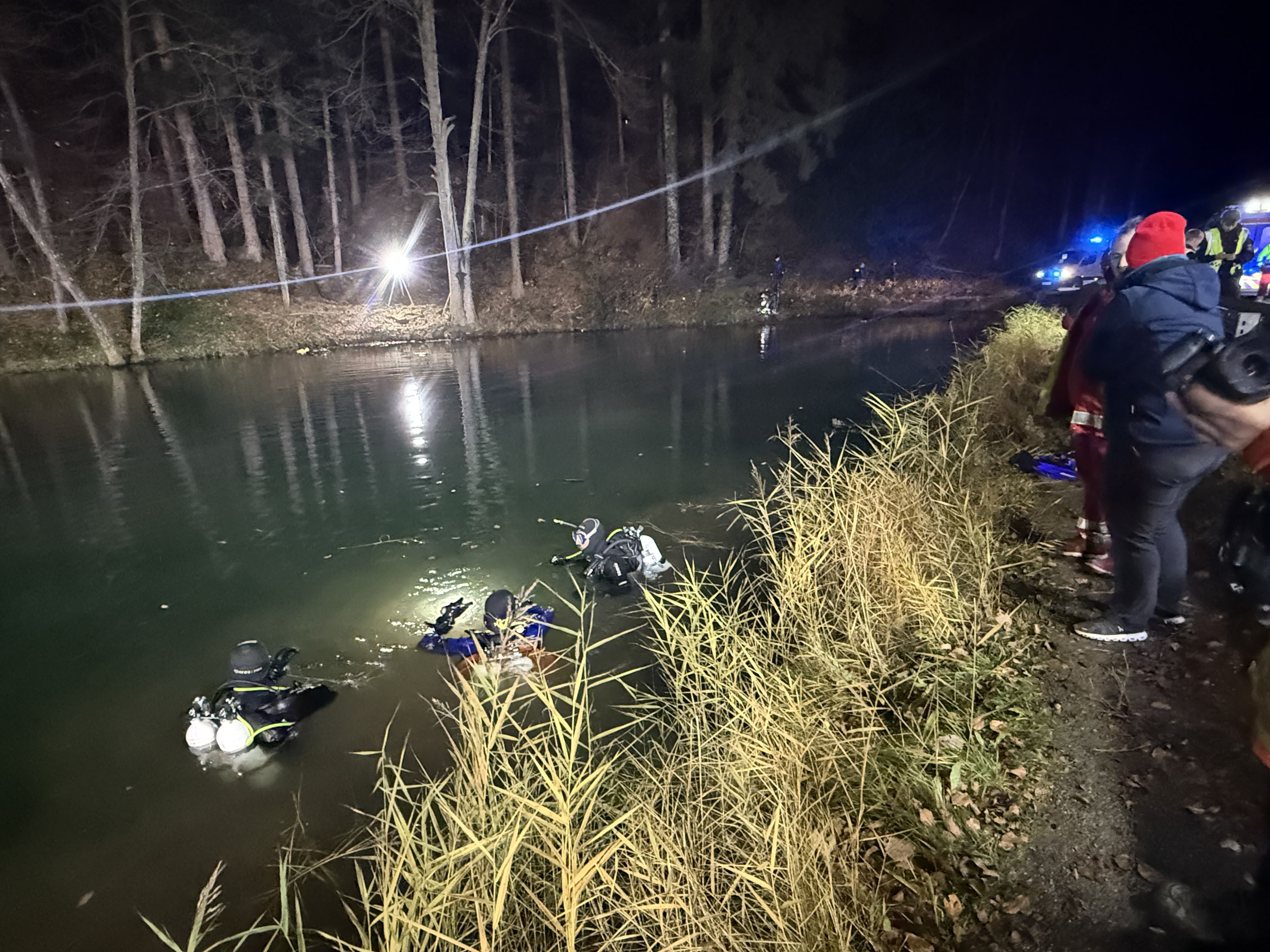 Taucher der Wasserrettung durchsuchen den See in der Nähe der Unglücksstelle.