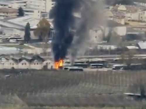 Ein Bus ist am Montagvormittag in einem Depot in Meran in Brand geraten.