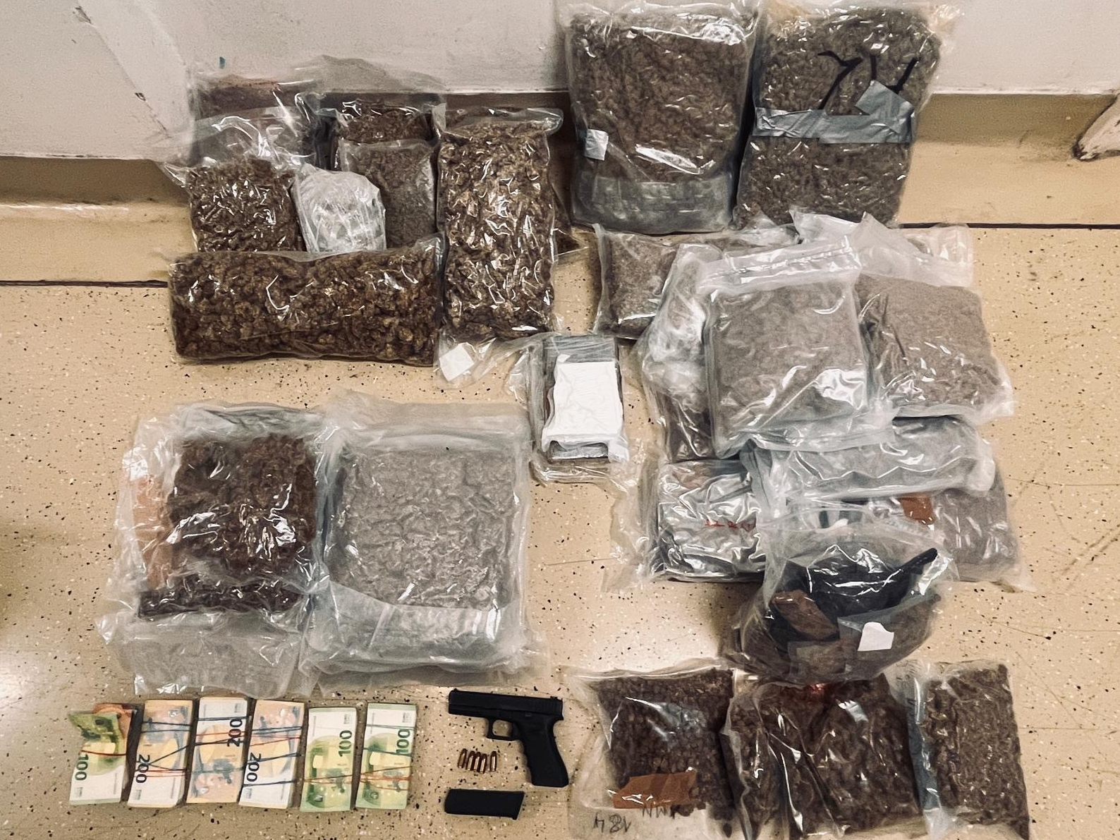 Die Polizei fand zahlreiche Drogen.