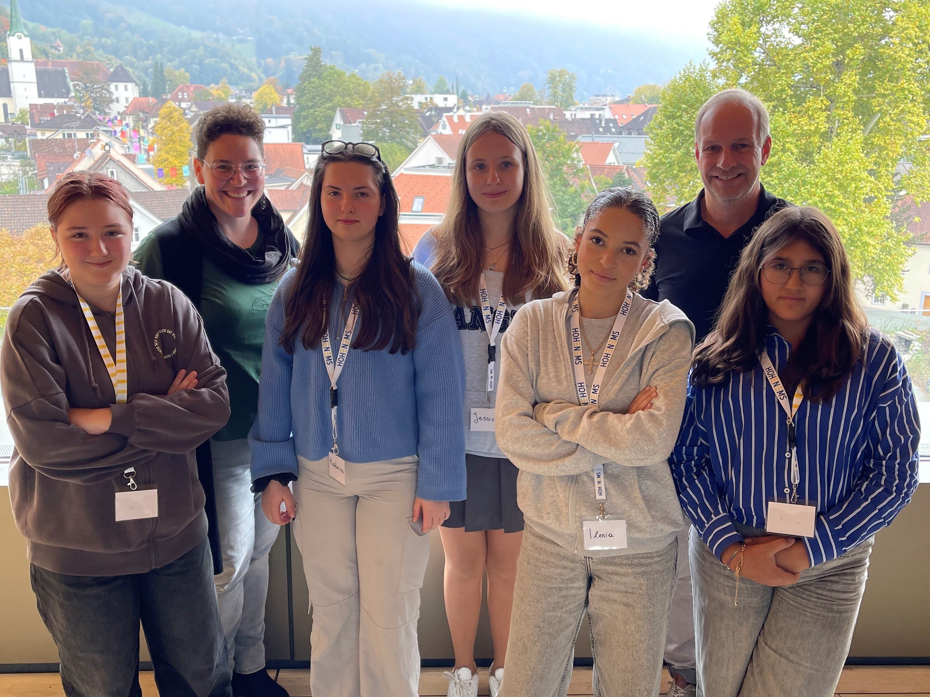 StR. Maria Benzer (2. v. l.) und Bgm. Dieter Egger (2. v. r.) empfingen die Mädchen im Rathaus.