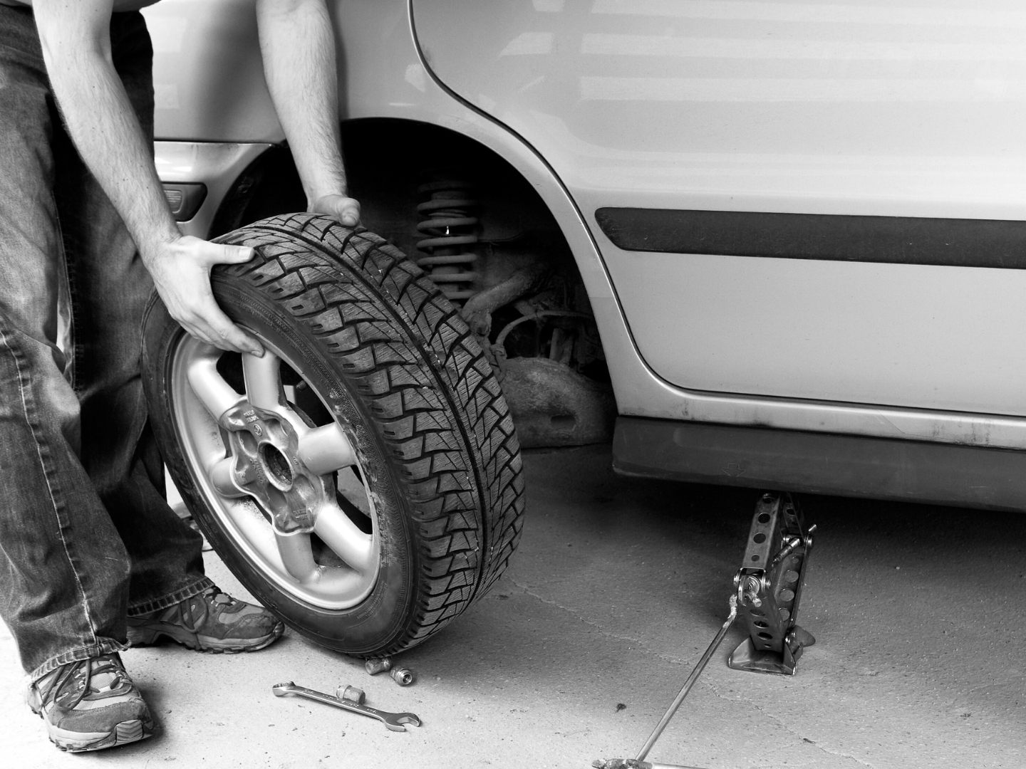 In Schärding wurde ein einjähriges Mädchen überfahren, als die Mutter nach einem Reifenwechsel zurücksetzte. Das Kind starb noch an der Unfallstelle. (Symbolbild)