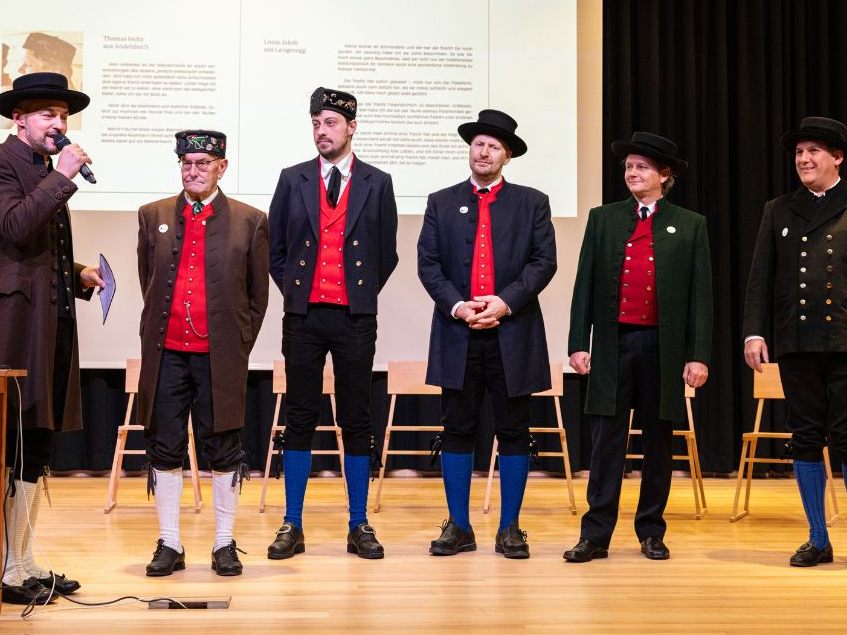 Der Verein "einfach wälderisch" präsentierte im Dorfsaal Mellau die neue Publikation "In neuem/alten Glanz".