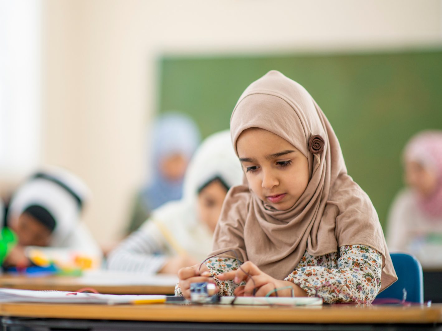 Die Regierung plant ein Kopftuchverbot für Mädchen unter 14 an Schulen.
