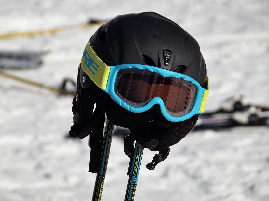 Ein guter Skihelm darf beim Skifahren nicht fehlen.