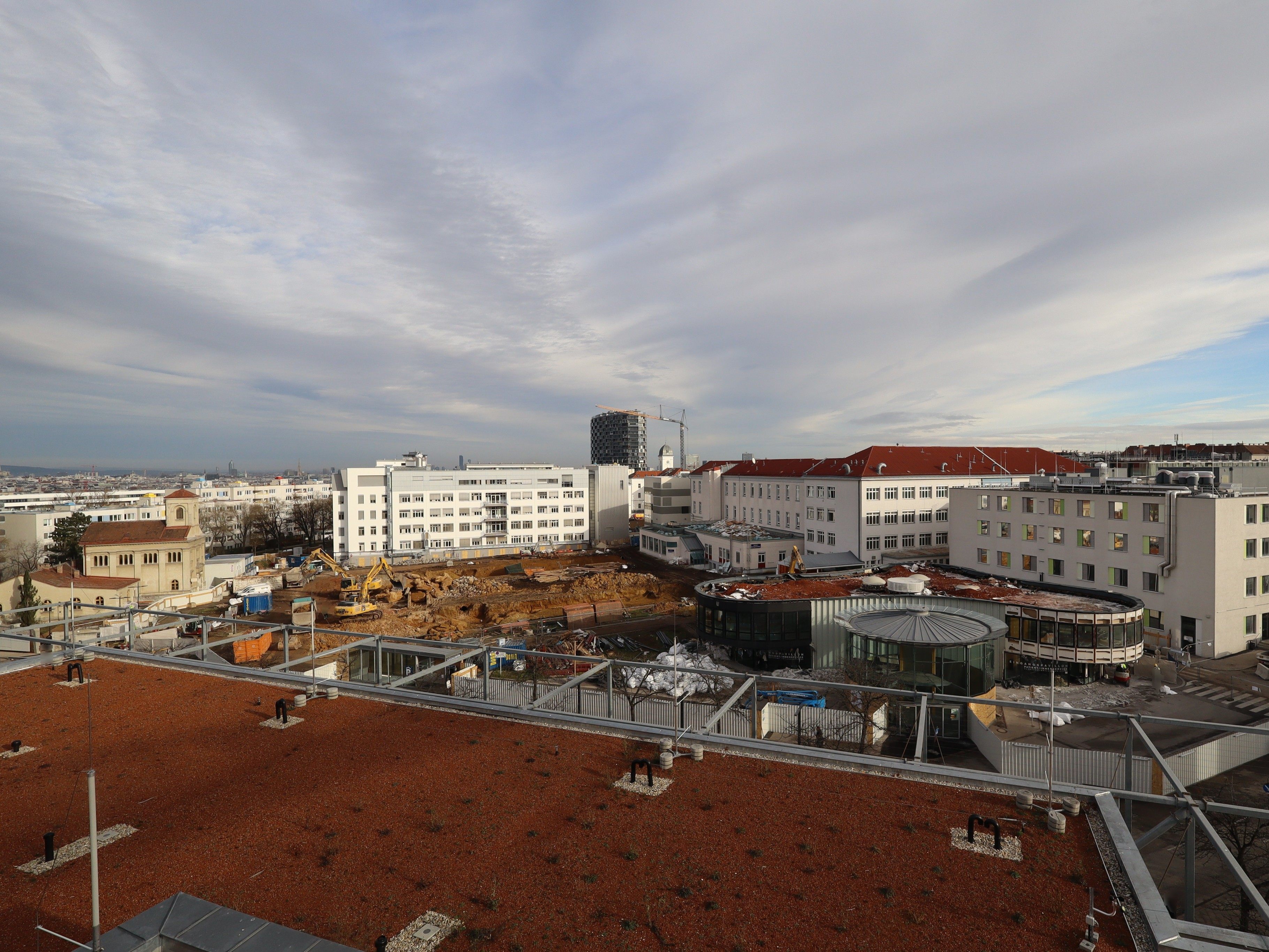 Die Abrissarbeiten bei der Klinik Favoriten verlaufen nach Plan.