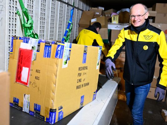 Post-Chef Walter Oblin im weihnachtlichen Packerl-Einsatz