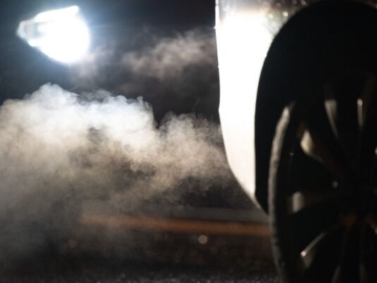 Es wird wohl noch länger aus dem Auto-Auspuff rauchen
