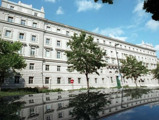 Im Grauen Haus drohen dem Kampfsportler mehrere Jahre Haft