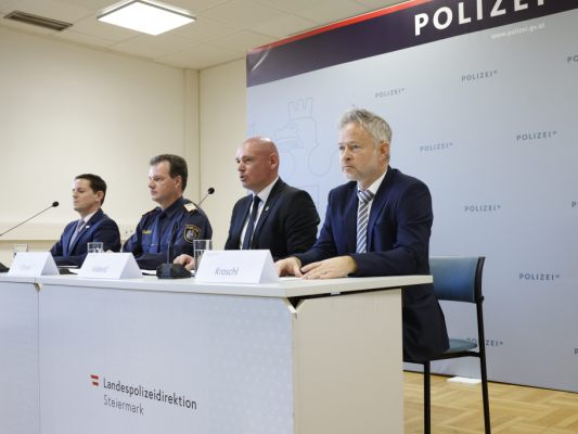 Die ermittlenden Behörden bei der Pressekonferenz am Sonntag