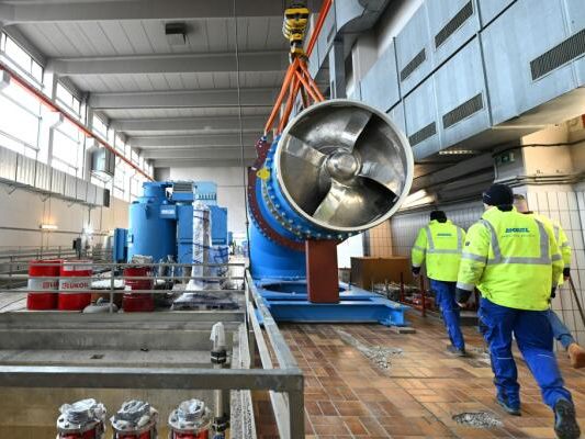 Einbau von Europas größter Regenwasserpumpe auf der Donauinsel