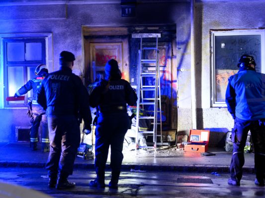 Das Feuer brach hinter der Eingangstür aus