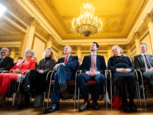 Regierung bei Treffen stark vertreten