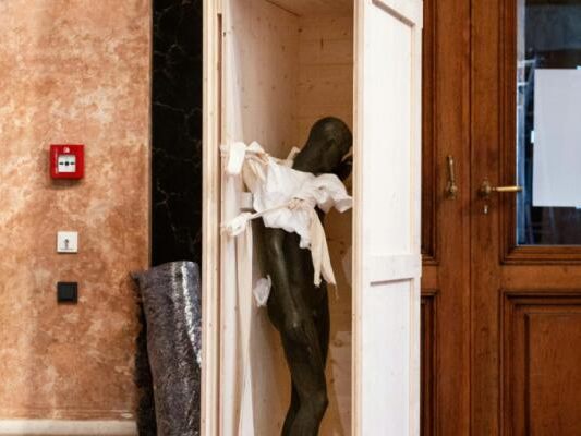 "Heldendenkmal" an der Akademie der bildenden Künste Wien wurde "weggestaltet"