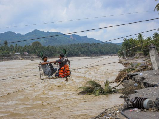 Noch rund 650 Vermisse nach Hochwasser in Indosesien