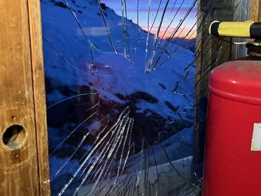 Das Fenster des Winterraums wurde eingeschlagen
