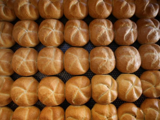 Über Getreide gerät die Chemikalie u.a. in Semmeln