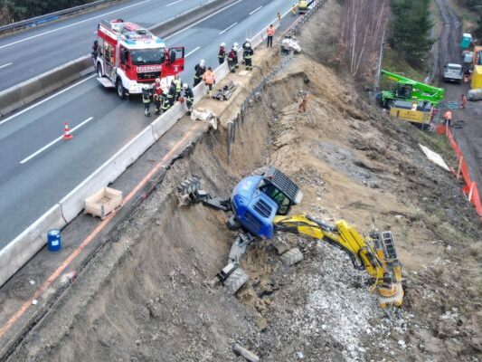 Ein abgestürzter Bagger musste von der Feuerwehr geborgen werden
