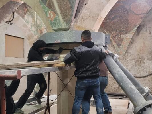 Schlussteillegung zur neuen Säule in der Einsäulenhalle der Grazer Burg