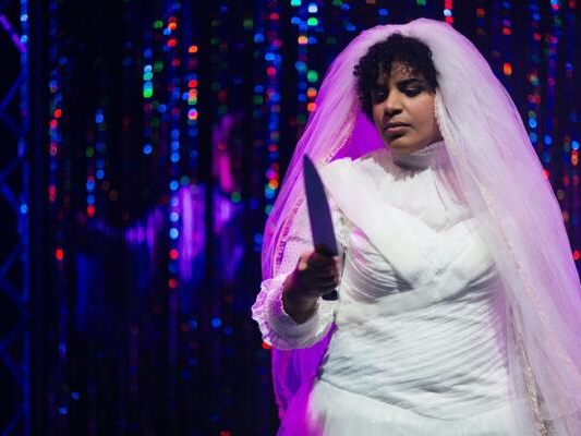 Sissi Reich in "Like Lovers Do" im Brautkleid mit Messer