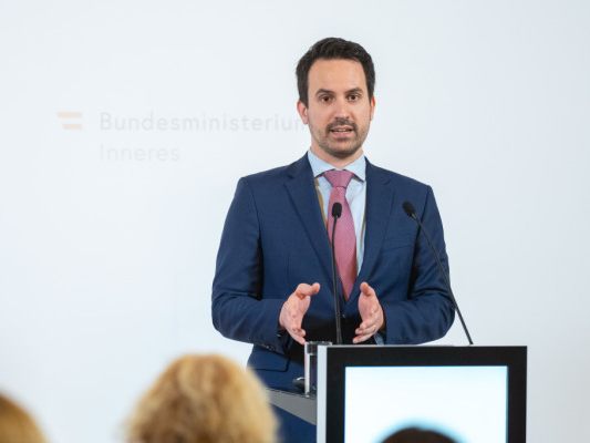 Wiederkehr bei einer Pressekonferenz Anfang Dezember