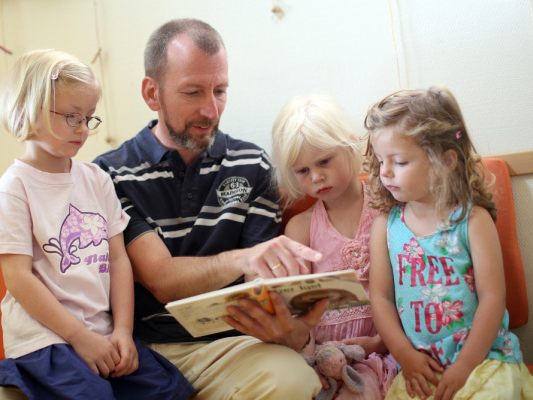 Wer in den Kindergarten geht, liest später besser