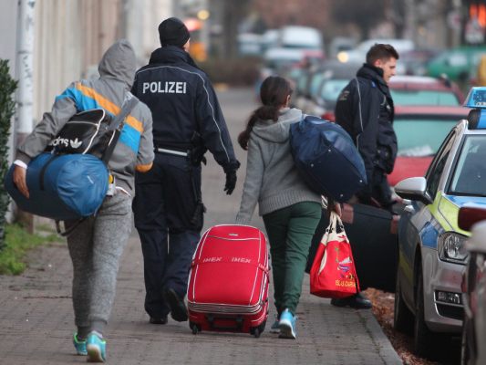 Abgelehnte Asylwerber sollen leichter abgeschoben werden dürfen