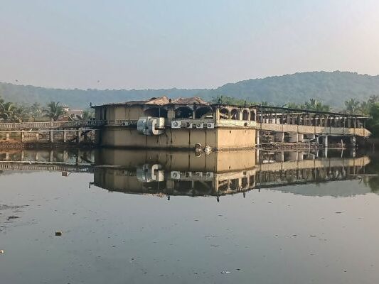Der abgebrannte Club im indischen Goa