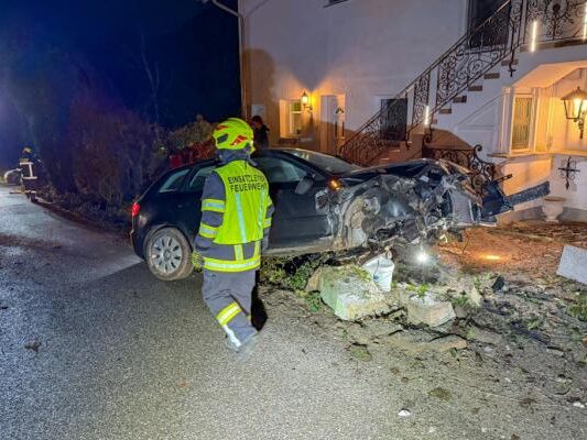 Auto kracht gegen Steinmauer in St. Lorenz (OÖ)