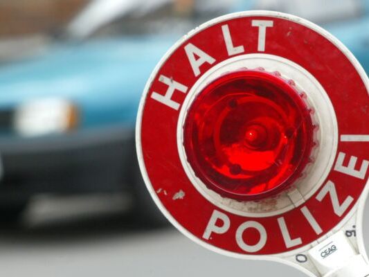 Reisebusse werden in Graz auf Verkehrstüchtigkeit überprüft.