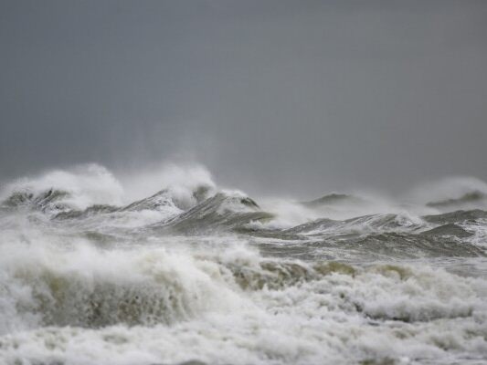 Dieses Archivbbild zeigt riesige Wellen im Atlantk