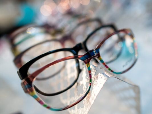 Kinder profitieren besonders von den neuen Brillengläsern (Symbolbild)