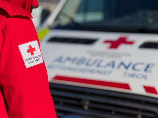 Der Pkw stürzte rund 55 Meter über unwegsames Gelände ab