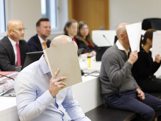 Die Angeklagten machten von ihrem Aussageverweigerungsrecht Gebrauch