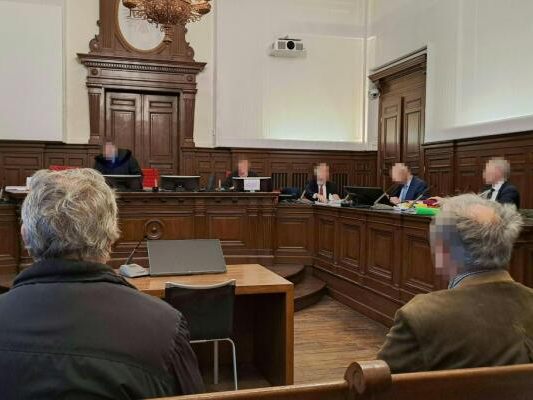 Die Angeklagten vor Prozessbeginn