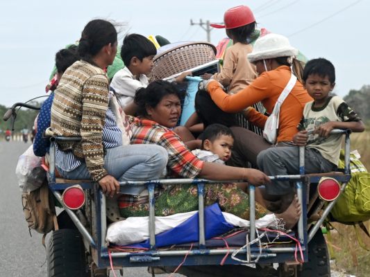 Menschen flüchten aus dem Grenzgebiet