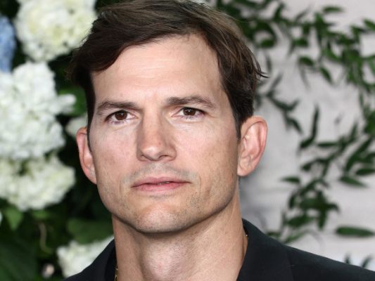 Ashton Kutcher lehrt Kindern Jiu-Jitsu