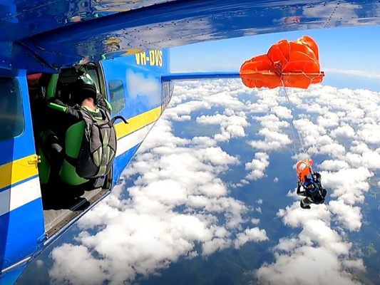 Fallschirmspringer blieb in Australien an Flugzeugheck hängen