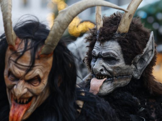 Krampus mit Fackel zerrte Mädchen über Absperrgitter (Symbolbild)