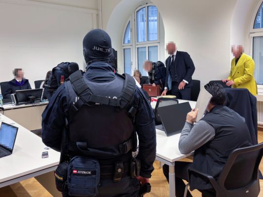 Die Männer wurden heute von der Justizwache Einsatzgruppe in den Saal bekleidet