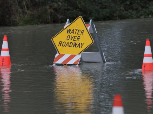 Über 30 größere Autobahnen wurden für den Verkehr gesperrt
