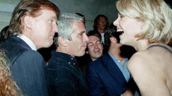 Eines der Fotos zeigt Trump, Epstein und eine blonde Frau