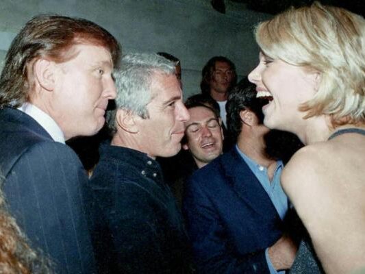 Eines der Fotos zeigt Trump, Epstein und eine blonde Frau