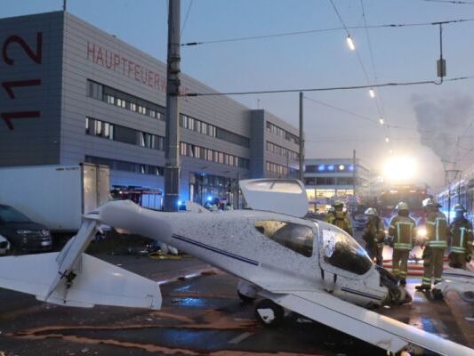 Flugzeug in Stadtgebiet von Mannheim (Deutschland) notgelandet