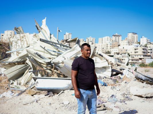 Häuser von Palästinsern werden zerstört, israelische errichtet