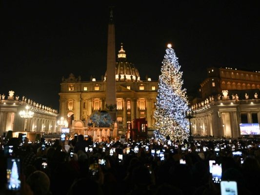 Erleuchteter Weihnachtsbaum auf dem Petersplatz