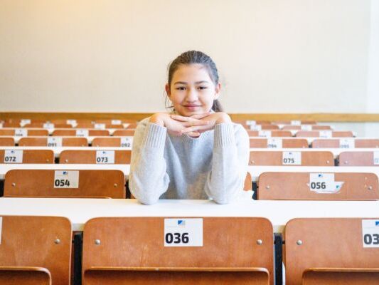 Lina vertieft sich an Uni Bonn in Volkswirtschaftslehre