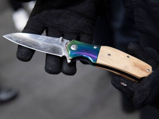 Der Mann soll mit einem Messer gedroht haben (Symbolbild)